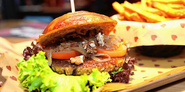 Der Burger &bdquo;Berlin Mitte&ldquo; im Burgerheart Konstanz in der Bodanstraße.