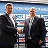 Stefan Wagner, Geschäftsführer Sport der Schwenninger Wild Wings, mit dem neuen Cheftrainer Steve Walker.