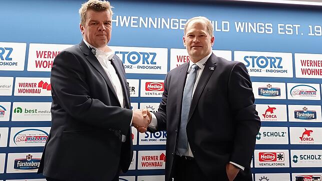 Stefan Wagner, Geschäftsführer Sport der Schwenninger Wild Wings, mit dem neuen Cheftrainer Steve Walker.
