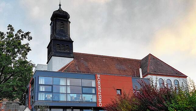 Hoch über Pfullendorf thront die evangelische Kirche mit dem Pfarrhaus dahinter, in dem Sebastian Degen mit seiner Familie wohnt.