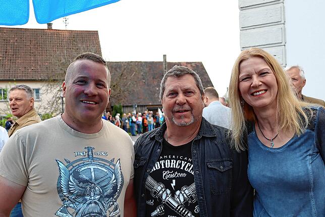 Landwirt Stefan Schnyder aus Schmalegg will mit Rolf Stier und Elke Knörle (von links) hören, was die AfD zu sagen hat.