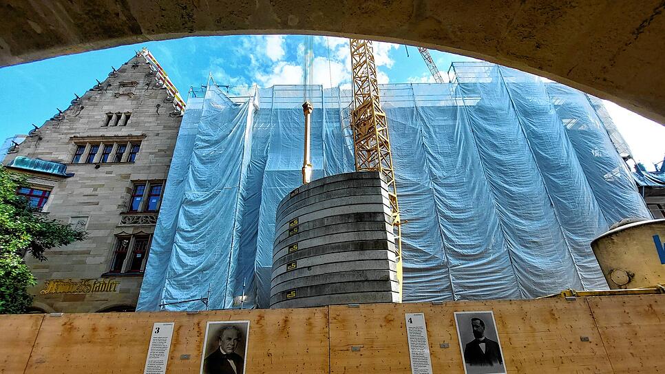 Das Stadlerhaus ist auch im August 2025, also ein Jahr nach dem Großbrand, noch Baustelle. Was gibt es hinter der Fassade zu sehen?