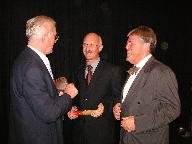 Am 23. September 2005 übernahm Gerhard Schöll (Mitte) den Staffelstab vom Alfred Hinz (rechts) als Leiter der Bodensee-Schule.