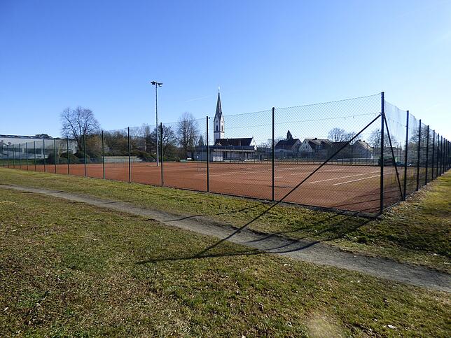 Am aktuellen Standort der Tennisplätze wird im September 2020 der Bau der neuen Grundschule in Oberteuringen beginnen. Die Tennisanlage ...