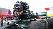 Ein kurzer Moment des Innehaltens &ndash; Hamilton nach seinem 94. Formel-1-Sieg. Bild: AFP