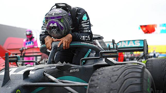 Ein kurzer Moment des Innehaltens &ndash; Hamilton nach seinem 94. Formel-1-Sieg. Bild: AFP