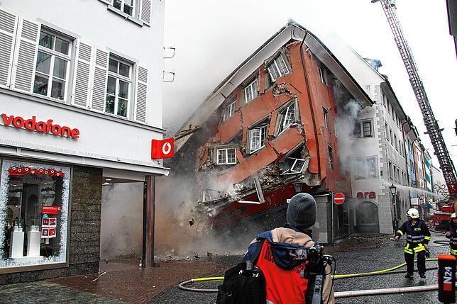 Der Moment, in dem das Haus zusammenbricht. (Archivbild)