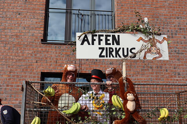 Bild 11: Rathaus-Dompteur im Affenstall: Die besten Bilder vom skurrilen Salemer Affentheater!