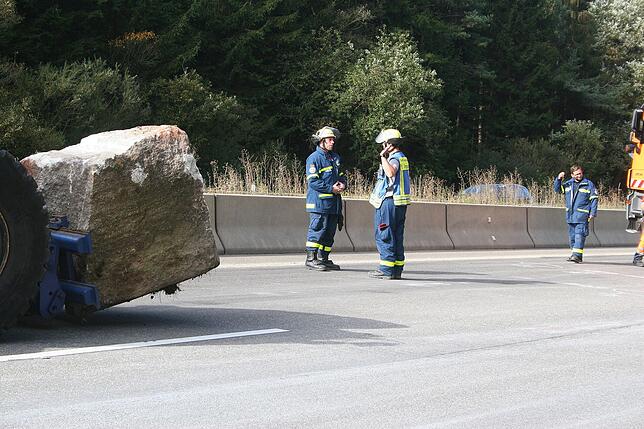 Bild 11: Bilder vom Abtransport des Felsbrockens auf der A81 nach dem Unfall nahe Trossingen