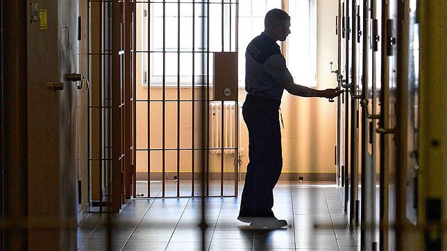 Wer die vom Gesundheitsamt angeordnete häusliche Quarantäne bricht, kann mit einer Freiheitsstrafe von bis zu zwei Jahren oder einer ...