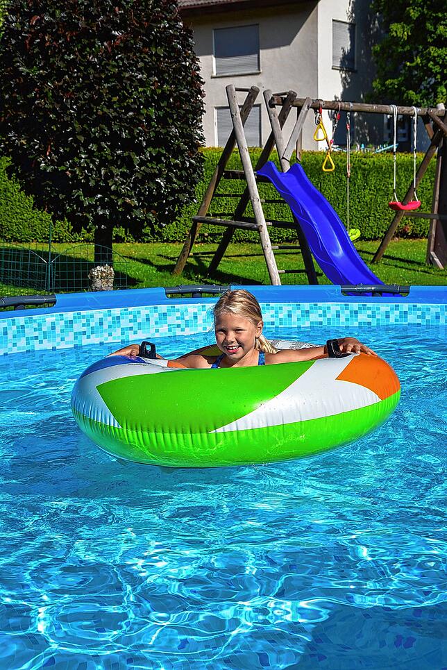 Lisa Hackenjos planscht im Gartenpool. Wer an die kommunale Wasserversorgung angeschlossen ist, braucht sich um Wasserknappheit nicht zu ...