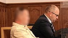 Der Angeklagte (links) sitzt neben seinem Verteidiger Matthias Henn im Rottweiler Landgericht.