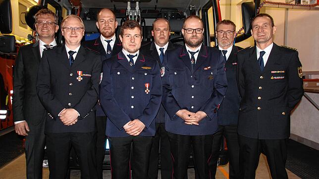 Walds Bürgermeister Joachim Grüner (von links) ehrte Walder Feuerwehrleute für ihren langjährigen Dienst: Raphael Störk, Martin ...