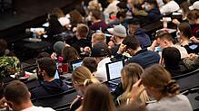 Den Anblick eines Hörsaals heutzutage kennen viele Studierende. Doch auch schon vor mehr als 1000 Jahren wurde in der ältesten ...