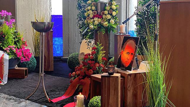 Die SPD Stockach hatte rote Blumen für ihren verstorbenen Stadtrat und Fraktionsvorsitzenden gebracht.