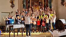 Der Kinder- und Jugendchor Ohrwurm begeistert das Publikum mit schwungvollem Gesang, Mimik und Gesten zu den Texten. Bild: Bernhard ...