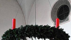 Seit fast 50 Jahren fertigt Raimund Grass die großen Adventskränze in der Kirche St.¦Michael an. Bilder: Cornelia Liebwein