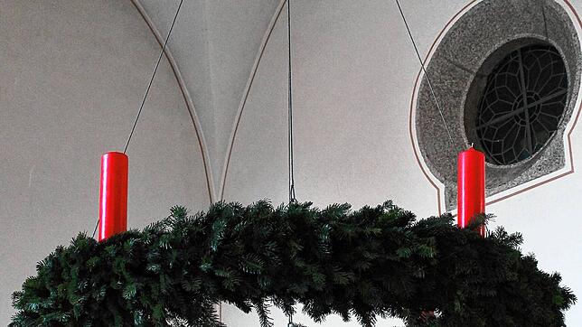 Seit fast 50 Jahren fertigt Raimund Grass die großen Adventskränze in der Kirche St.¦Michael an. Bilder: Cornelia Liebwein