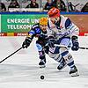 Matthew Abt (Fischtown Pinguins Bremerhaven, #42) und Ben Marshall (Schwenninger Wild Wings, #54) kämpfen um den Puck.