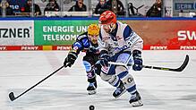 Matthew Abt (Fischtown Pinguins Bremerhaven, #42) und Ben Marshall (Schwenninger Wild Wings, #54) kämpfen um den Puck.