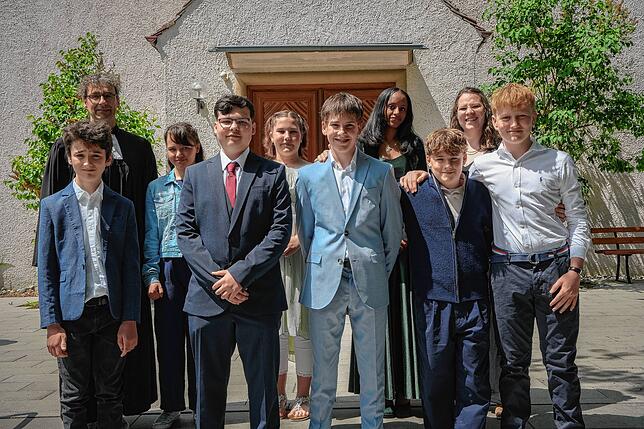 Konfirmation am Samstagnachmittag, 17. Mai: Diese Aufnahme zeigt (von links nach rechts) David Bruckner, Pfarrer Karsten Beekmann, ...