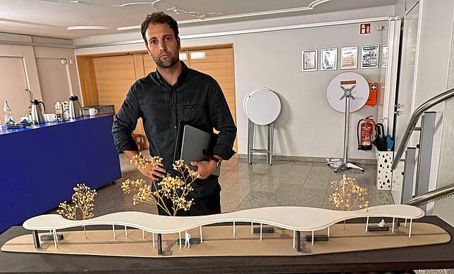 Sichtlich enttäuscht war der Konstanzer Architekt Tobias Diwersy, dass sein zuvor hochgelobter Entwurf für die Bushaltestelle im ...