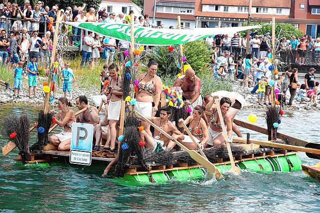 2015: Erstmals fand die Schrottregatta sonntags wegen schlechtem Wetter am Samstag statt: Siegerboot bei den Erwachsenen wurde die ...