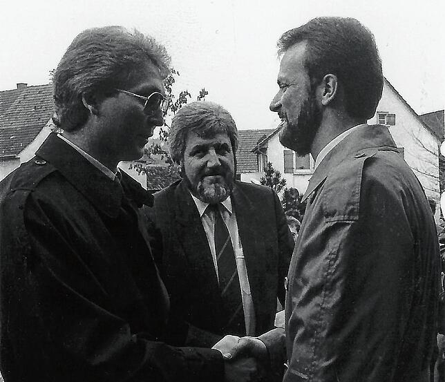 1989: Der Mühlinger Bürgermeister Manfred Jüppner (links) und der Hohenfelser Bürgermeister Hans Veit gratulieren Bernhard Volk, dem ...