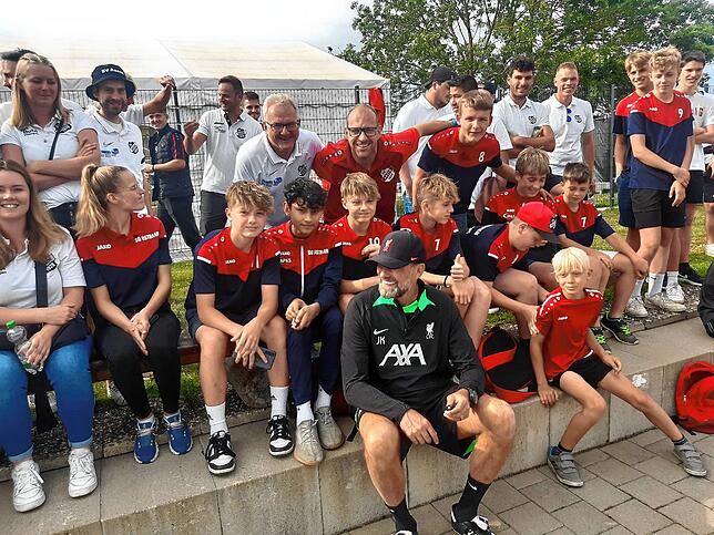 Wann gibt es sowas schon mal zu erleben: Liverpool-Trainer Jürgen Klopp inmitten der Jugend des SV Aasen.