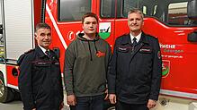 Per Handschlag wird Lars Stockburger, Bildmitte, durch Abteilungskommandant Manfred Aberle, links, und Stadtbrandmeister Christoph ...