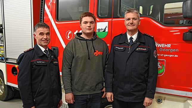 Per Handschlag wird Lars Stockburger, Bildmitte, durch Abteilungskommandant Manfred Aberle, links, und Stadtbrandmeister Christoph ...