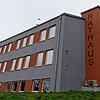 Welche Parteien dürfen mit wie vielen Vertretern nach der Kommunalwahl im Sitzungssaal des Rathauses von Rielasingen-Worblingen Platz ...