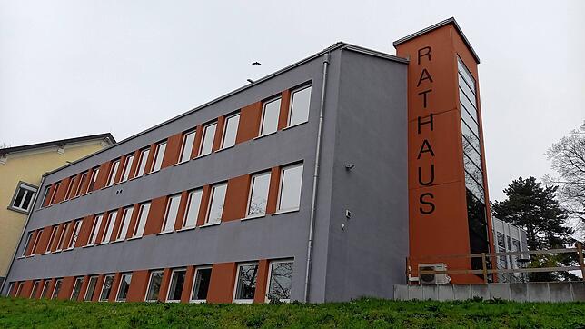 Welche Parteien dürfen mit wie vielen Vertretern nach der Kommunalwahl im Sitzungssaal des Rathauses von Rielasingen-Worblingen Platz ...