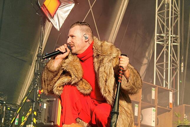 Zu Beginn der Show sah man den Sänger Alligatoah noch mit dickem Fellmantel auf der Bühne.