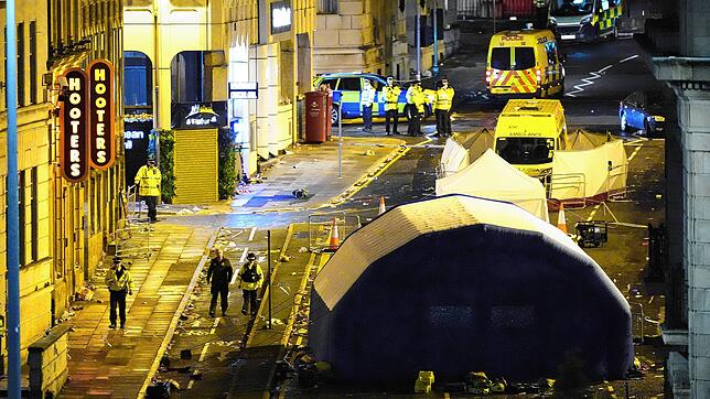Die Szene in der Water Street in der Nähe des Liver Building in Liverpool, nachdem ein 53-jähriger weißer Brite verhaftet wurde, als ein ...