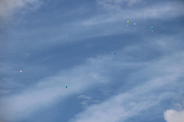 Bunte Ballone steigen in den Brigachtaler Himmel beim Ballonwettbewerb. Zu gewinnen gibt es einen Eventgutschein im Wert von 150 Euro.