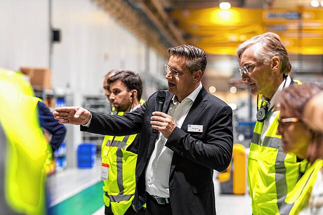 Felix Henseler (Mitte), Leiter von ZF Wind Power, erläutert dem damaligen ZF-Vorstandsvorsitzenden Wolf-Henning Scheider und Stadträten ...
