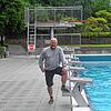 Uwe Abele, Betriebsleiter des Gartenstrandbads, an den Startblöcken der vier Schwimmerbahnen und vor dem Sprungturm der Sport- und ...