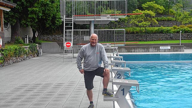 Uwe Abele, Betriebsleiter des Gartenstrandbads, an den Startblöcken der vier Schwimmerbahnen und vor dem Sprungturm der Sport- und ...