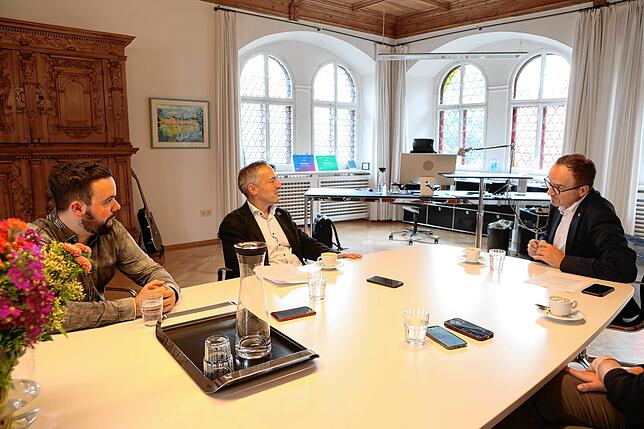 Im Rathaus: Oberbürgermeister Uli Burchardt im Gespräch mit den SÜDKURIER-Redakteuren Timm Lechler (links) und Jörg-Peter Rau.