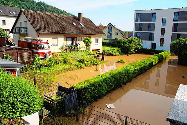 Auf den Straßen und in vielen Gärten stand das Wasser, zahlreiche Keller liefen voll.