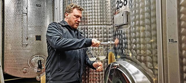 Jochen Sahler lässt hier einen Wein aus dem Fass zum Probieren.