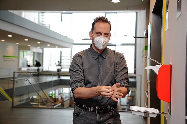 Hygiene-Experte Stefan Bushuven desinfiziert sich im Singener Krankenhaus die Hände. Dies gehörte zum Hygienekonzept in der Corona-Zeit ...