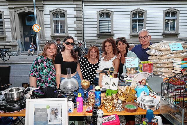Bild 27: Die Massen strömen zum großen Flohmarkt. Hier gibt‘s die Fotos aus Konstanz