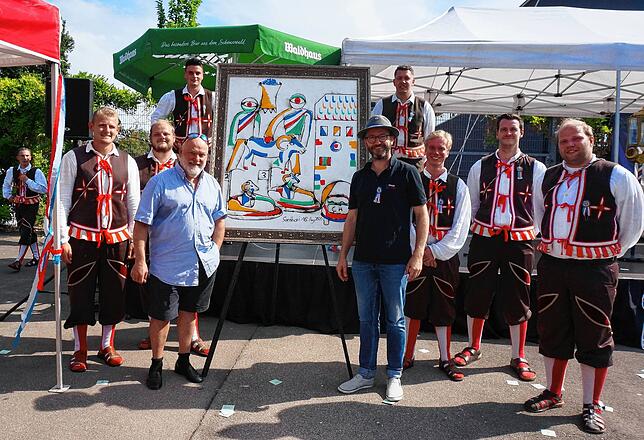 Stephan Vatter (mit Hut) gewann bei der Chilbiverlosung ein Bild des Schweizer Künstlers Santhori (links).