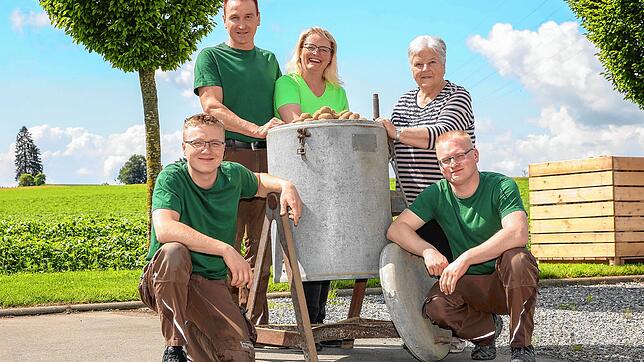 Die ganze Familie ist auf dem Kartoffelhof Frick in Kleinstadelhofen aktiv. Unser Bild zeigt Dominik, Dieter, Michaela, Gerda und ...