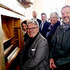 Kirchenmusikerin Andrea Jäckle (vorne, v.l.) und Bezirkskantor Georg Koch, Pfarrer Thorsten Gompper (hinten, v.l.), Bürgermeister Holger ...