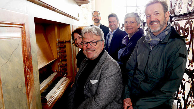 Kirchenmusikerin Andrea Jäckle (vorne, v.l.) und Bezirkskantor Georg Koch, Pfarrer Thorsten Gompper (hinten, v.l.), Bürgermeister Holger ...