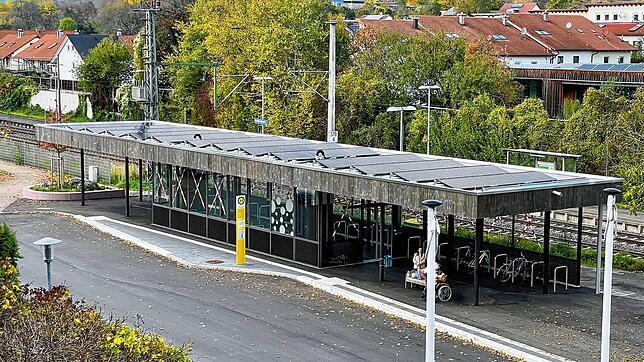 Das Gottmadinger Rathaus wird von Sonnenenergie profitieren, die die Photovoltaikanlage auf dem Dach des neuen Fahrradhauses am Bahnhof ...
