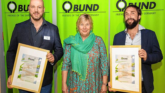Wurden mit dem Gerhard-Thielcke-Preis ausgezeichnet: Die beiden Imker Tobias Miltenberger (links) und David Gerstmeier mit der ...